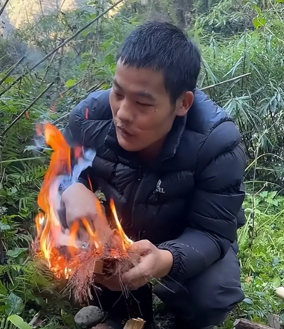 荒野求生决赛首日，林北挖到何首乌，刀疤哥生火成功，老中医淘汰