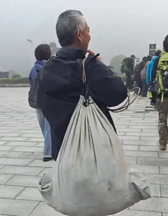 荒野求生决赛首日，林北挖到何首乌，刀疤哥生火成功，老中医淘汰