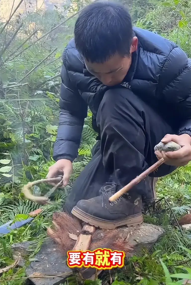 荒野求生决赛首日，林北挖到何首乌，刀疤哥生火成功，老中医淘汰
