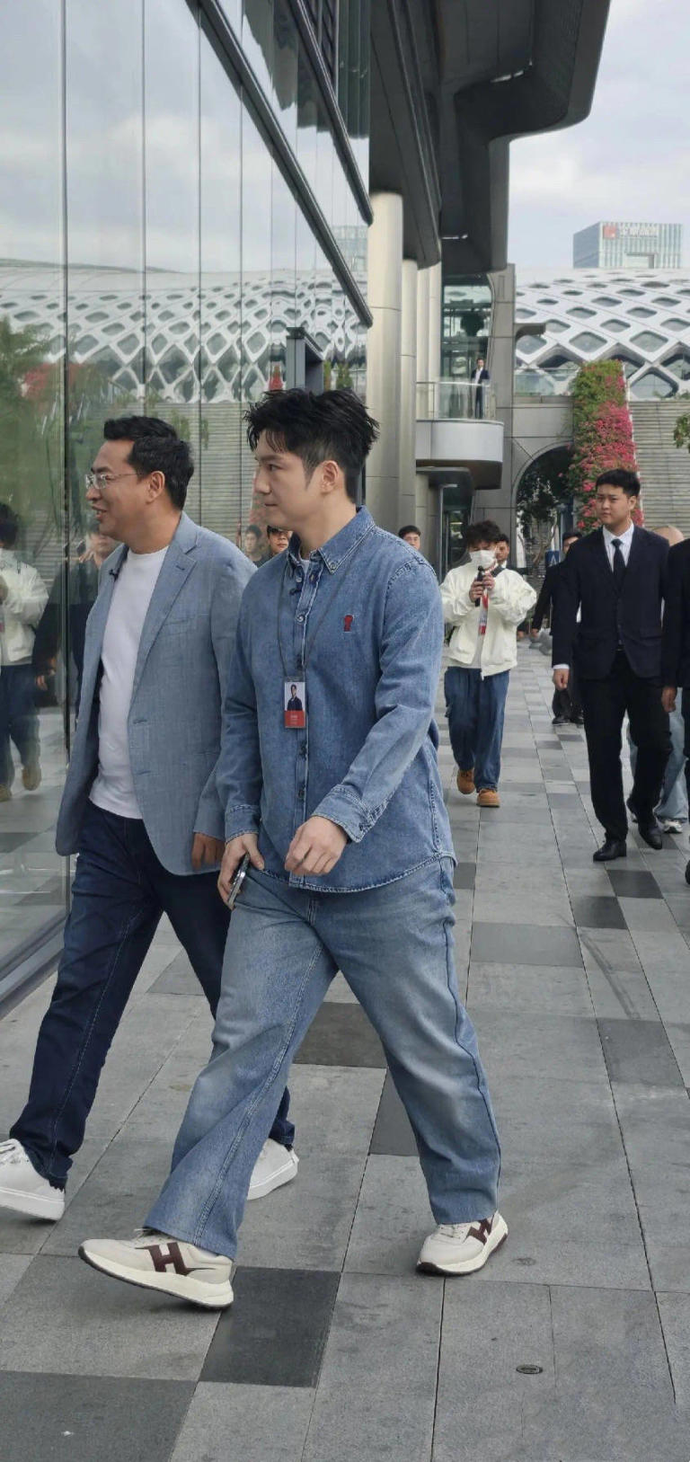 雷军真壕气！送樊振东价值40w黄金球拍，东哥乐得合不拢嘴 