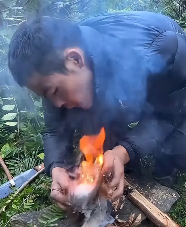 荒野求生决赛首日，林北挖到何首乌，刀疤哥生火成功，老中医淘汰