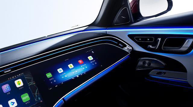 奔驰终于想通了！2026款E级标轴版上市，三叉星徽+进口+满配=真香