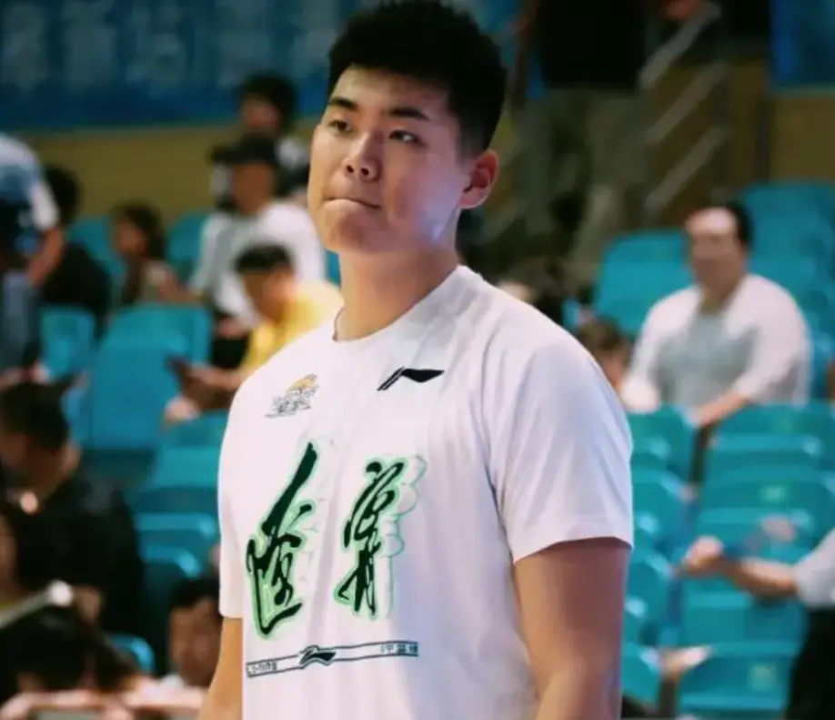 黄秋实西班牙首秀！打五号位，15分钟犯满，防守细节仍需注意！