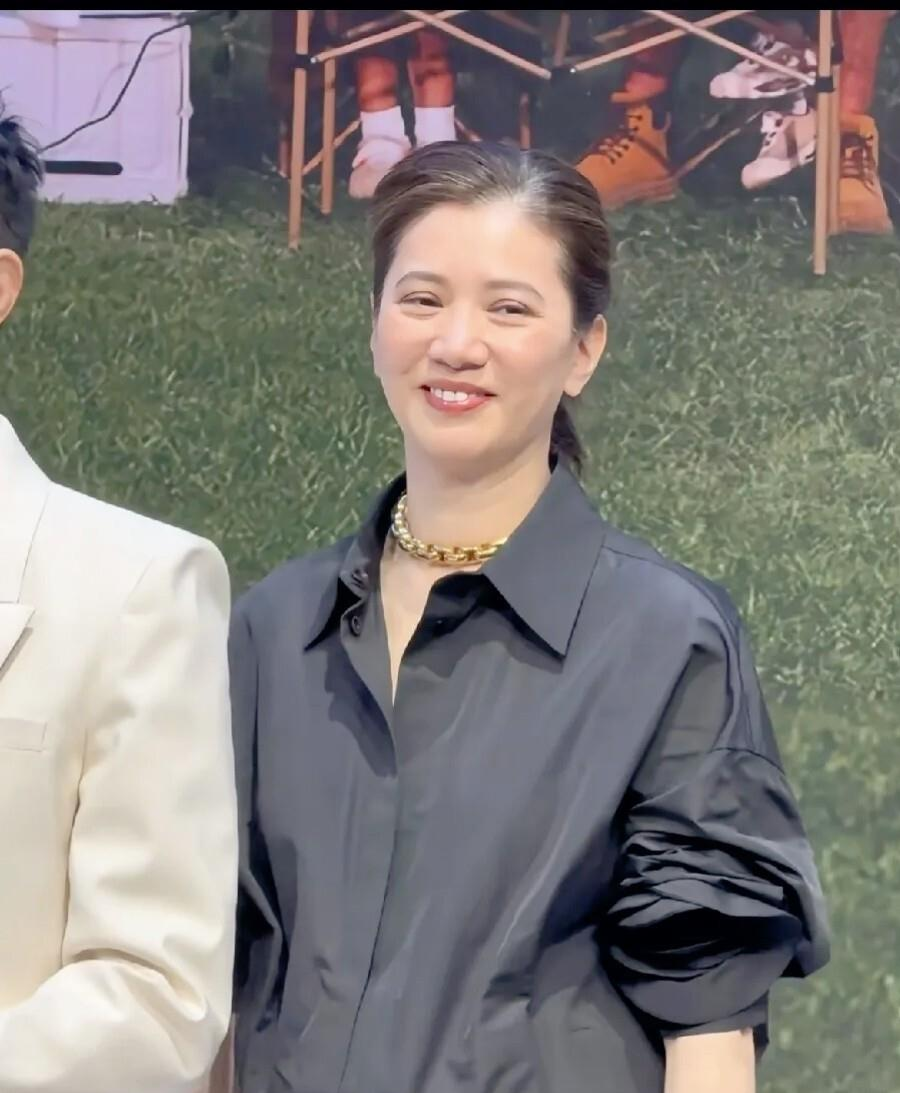 张智霖袁咏仪现身广州车展，袁咏仪白头发好多，一下子老了不少