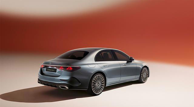 奔驰终于想通了！2026款E级标轴版上市，三叉星徽+进口+满配=真香