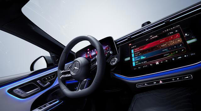 奔驰终于想通了！2026款E级标轴版上市，三叉星徽+进口+满配=真香