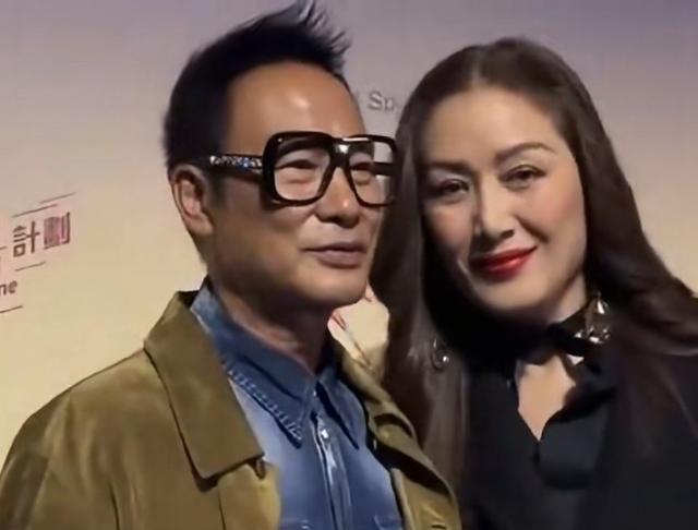 最高级的秀恩爱，从不是甜言蜜语：任达华摔倒，琦琦用沉默作答