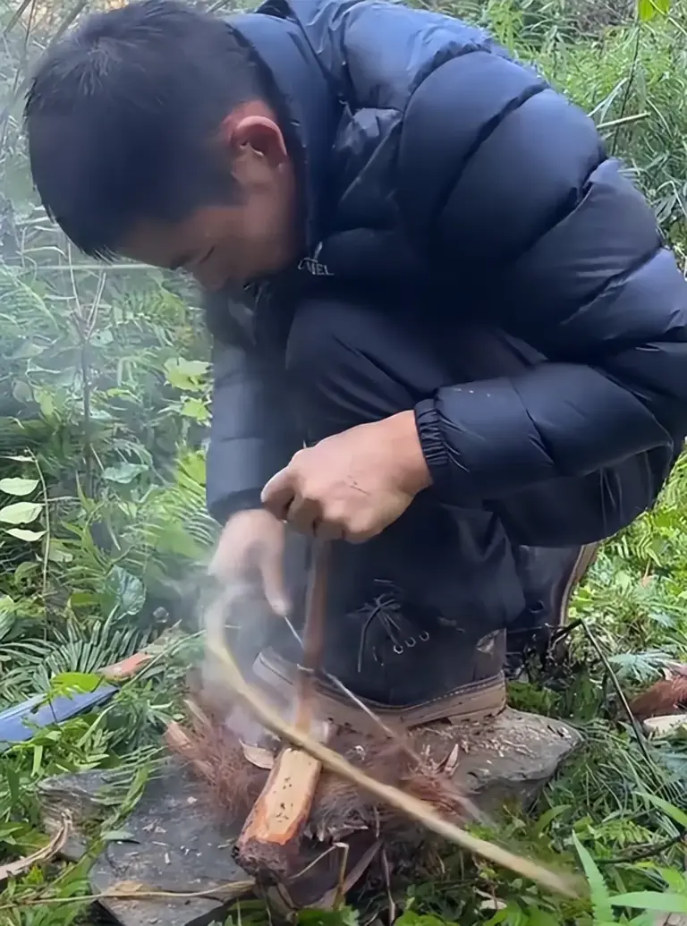 荒野求生决赛首日，林北挖到何首乌，刀疤哥生火成功，老中医淘汰