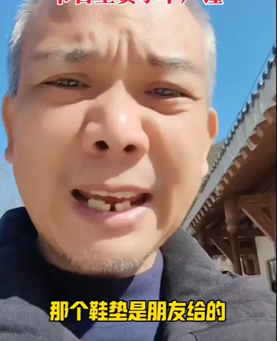 荒野求生决赛首日，林北挖到何首乌，刀疤哥生火成功，老中医淘汰