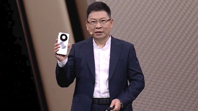 华为Mate 80 Pro Max首次搭载潜望式双长焦：4X+6.2X Mate史上最强长焦