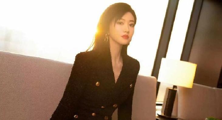 景甜，黑裙穿搭，一字带高跟展现时尚