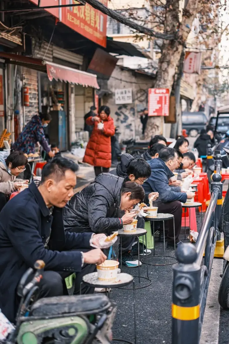 在万物流行“邪修”的今天，湖北人竟然早八百年，就玩明白了吃饭“邪修”心法。 该说不说，“散装湖北”在吃这件事上认知出奇统一。他们自有一套江湖规矩，不按常理出牌，时常刷新人们对“吃饭”的认知。 “邪修”说白了是自成一路，跟武汉那股子“朋克DI