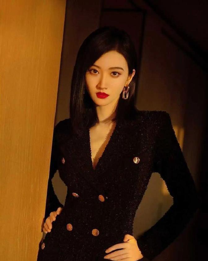 景甜，黑裙穿搭，一字带高跟展现时尚