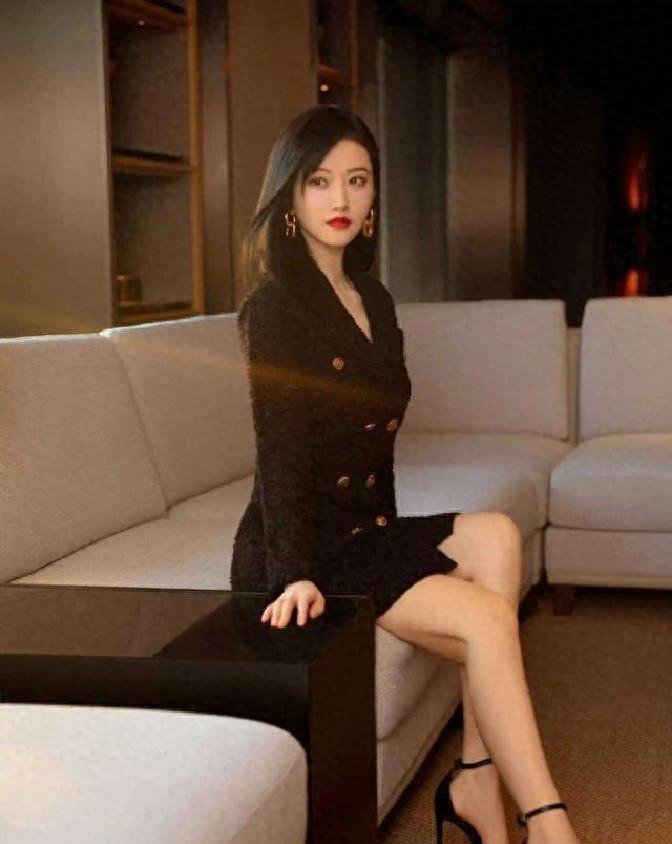 景甜，黑裙穿搭，一字带高跟展现时尚