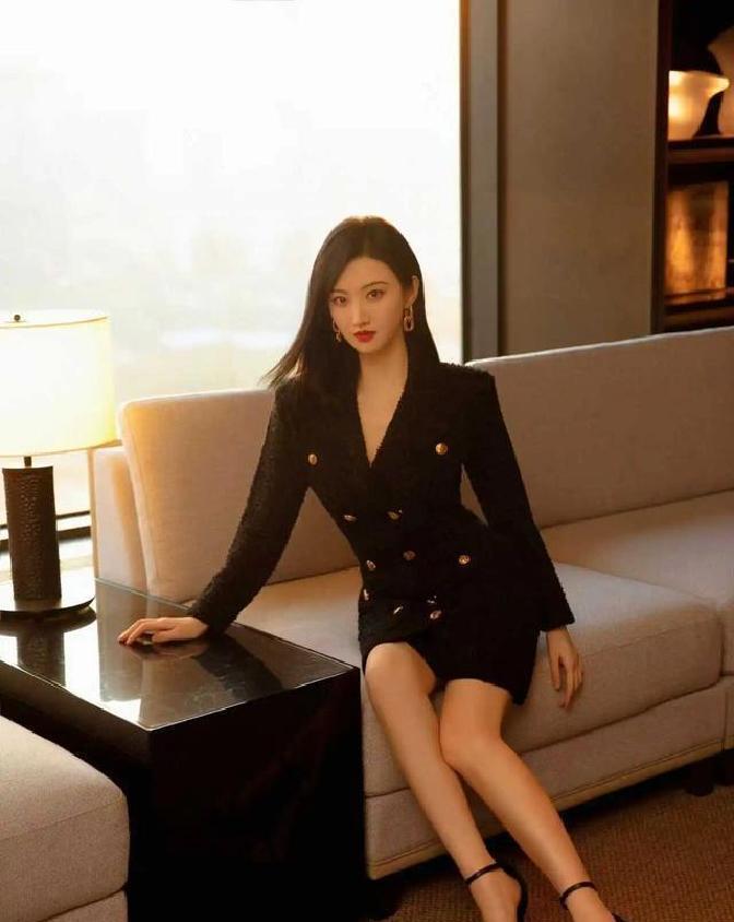 景甜，黑裙穿搭，一字带高跟展现时尚