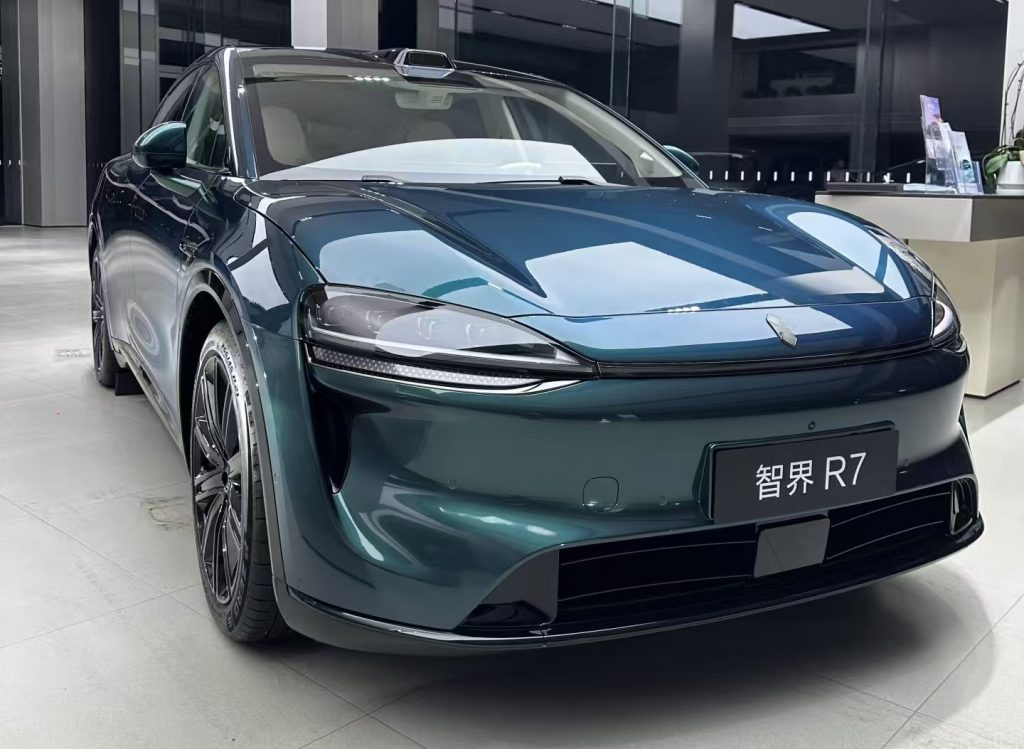 25 万级 “闭眼入”！智界 R7 凭啥成爆款？续航超 800km + 智能泊车，新手也能开得稳