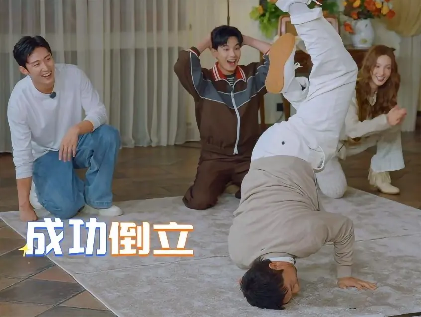 《现在就出发3》陈伟霆综艺松弛感炸场，却暴露中年男演员的困境