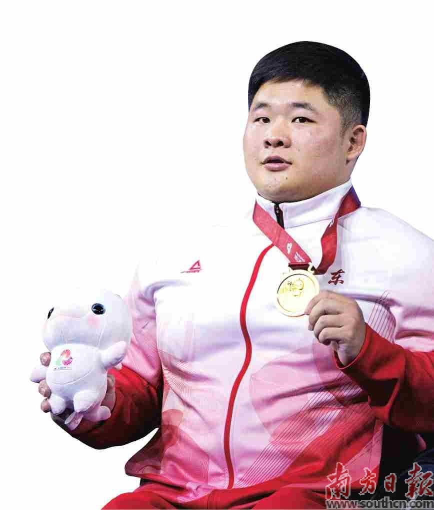 广东举重选手叶继雄勇夺双金