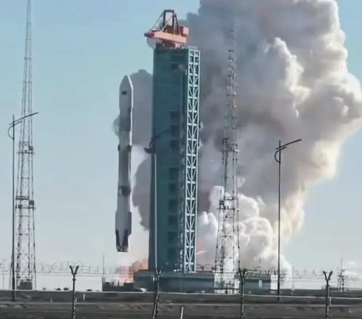 朱雀三号首飞，发生异常燃烧，回收试验失败，谁将成为世界第三？