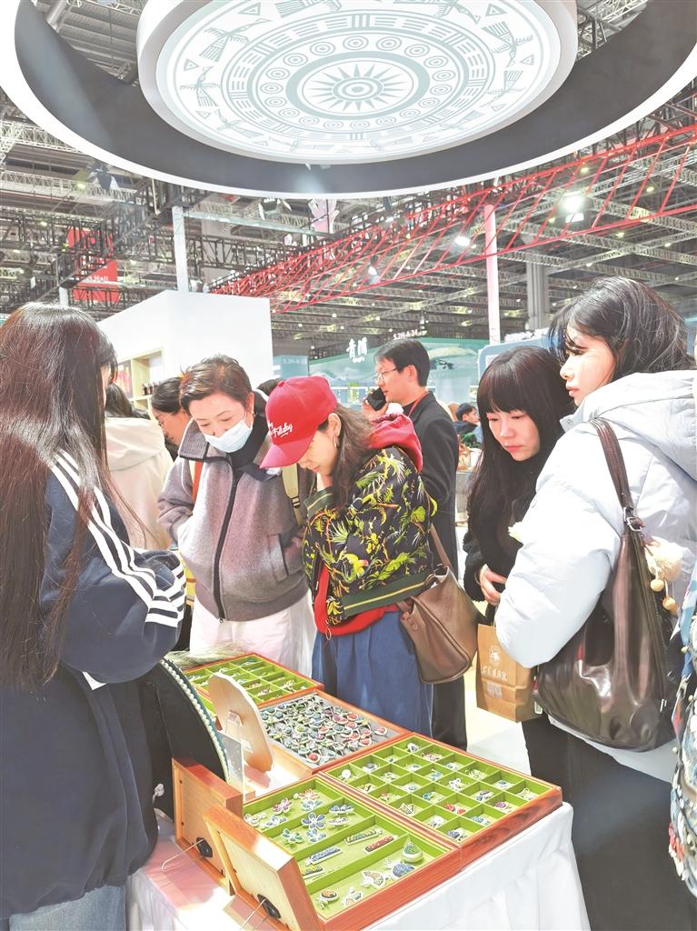 时尚傍上非遗 文创倍增韵味