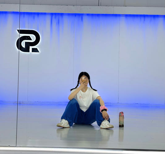 高校食堂阿姨跳街舞走红：和同学们当“舞蹈搭子”很开心，还被邀请参加舞蹈社团活动