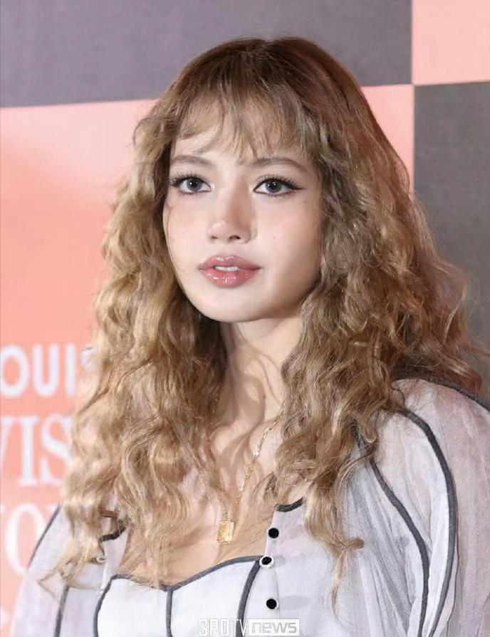 韩国时尚夜：Lisa获LV专宠，全智贤地位下降站边角，孔刘也油腻了