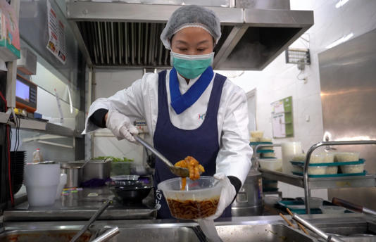 高校食堂阿姨跳街舞走红：和同学们当“舞蹈搭子”很开心，还被邀请参加舞蹈社团活动