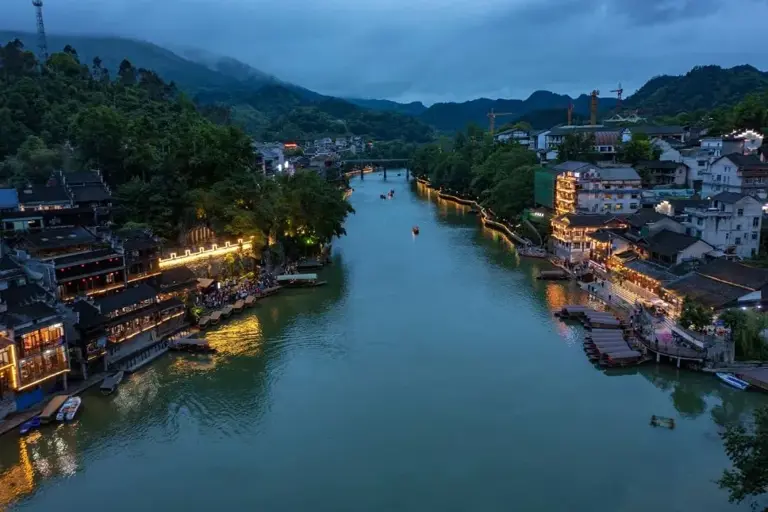 每逢节假日，出游的年轻人都不免在“寻求沉浸式体验”的深度旅行，和“以最少时间逛最多目的地”的性价比郊游之间摇摆。 由此也催生了新的好奇——到底有没有一个地方，能同时满足“既慢又快”的旅行设想？ 翻开《边城》，我们会发现，沈从文早在90年前就