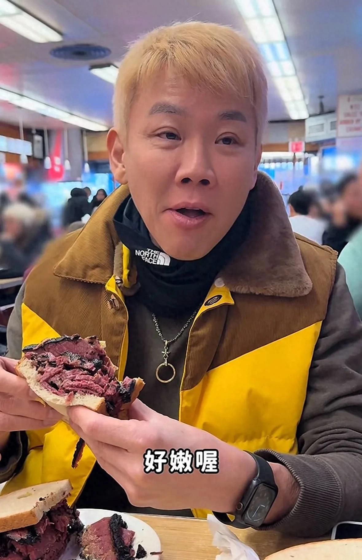 56岁陶喆如今瘦到脱相，染黄毛翘兰花指吃生牛肉，姨味十足!