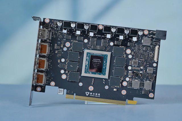 “国产GPU第一股”诞生！摩尔线程正式上市：上半年收入超过去三年总和