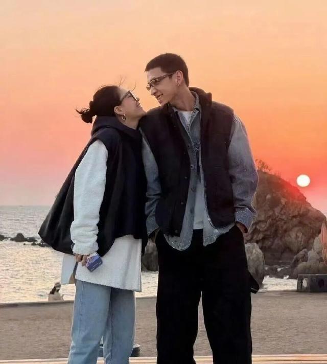 热搜第一! 歌手李嘉格官宣恋情，晒与男友亲密合照