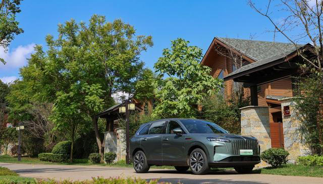 四极试炼+超长续航！红旗HS6 PHEV大五座SUV优选