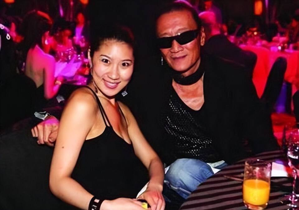 被谢贤养了 12 年，用青春换钱财的 coco，已经走上了另一条道路