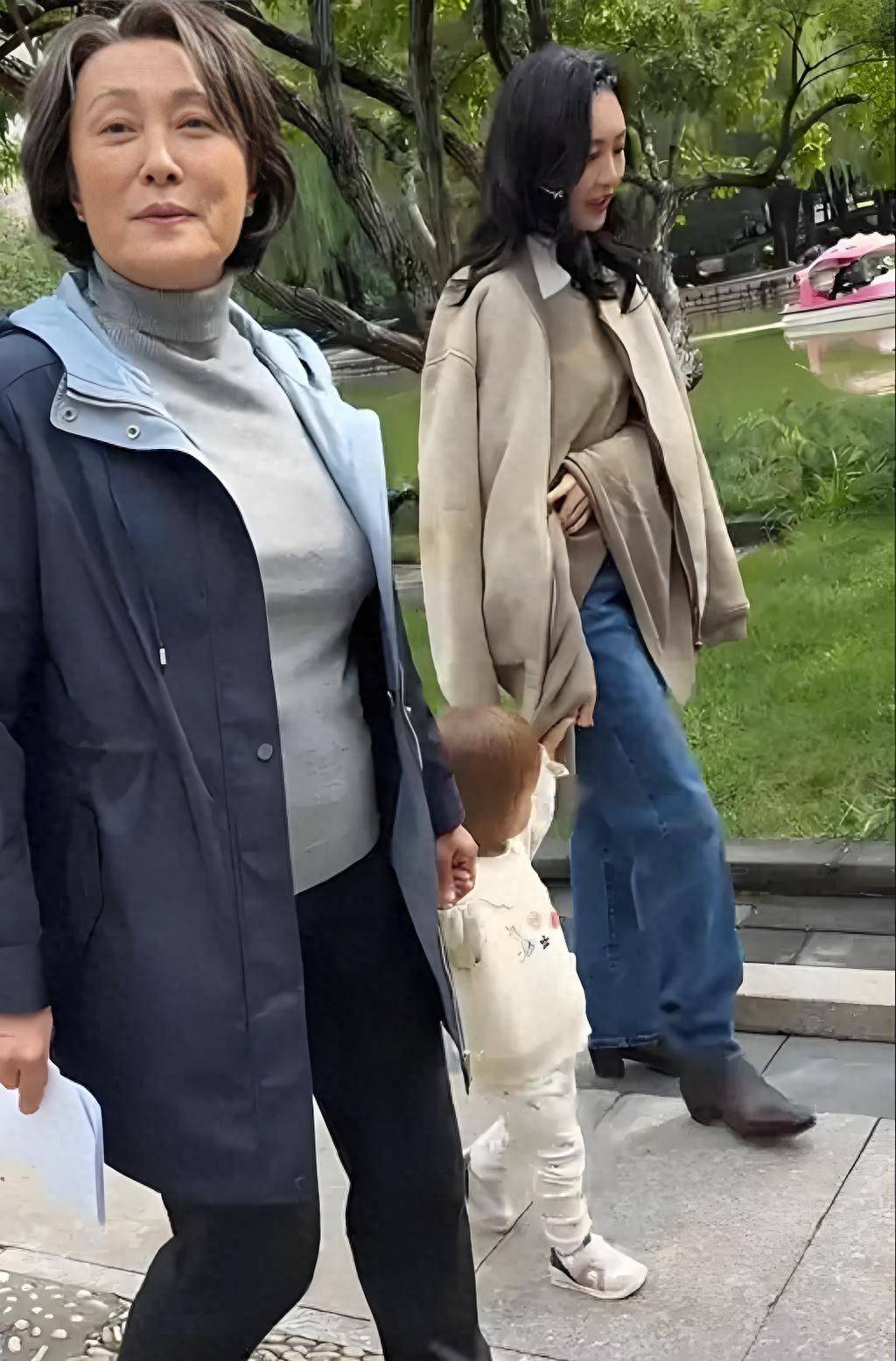 王鸥和妈妈牵着女儿散步女儿黄头发小眼睛长得不太像何九华 