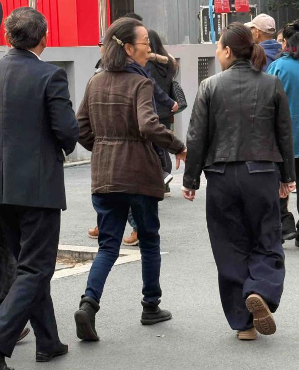 奚美娟黑料持续被扒，被母校捧得太高惹嘲讽，和前夫差距大！