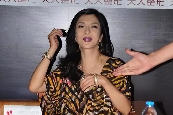 “三级艳后”曾拒绝成龙，如今61岁胖到220斤，仍美到勾人心魂！