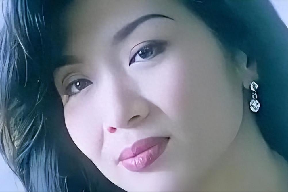 吴家丽对现在年轻人可能不熟，但对看香港片长大的这代人，提起她就带劲。 不是因为她多清纯多仙女，而是她身上那股子狠劲、野性、真实到骨子里的艳，三十多年过去都没淡。 1963年，吴家丽出生在香港马头围一个塑胶工人家庭，家里四个孩子挤一间屋，穷得