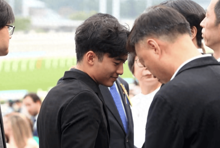 谢霆锋大儿子现身马场！18岁穿黑色西装身姿挺拔，笑起来还有酒窝