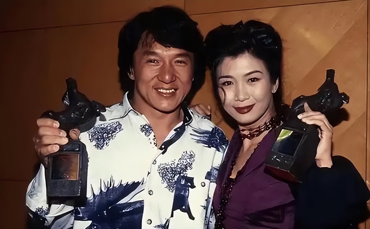 “三级艳后”曾拒绝成龙，如今61岁胖到220斤，仍美到勾人心魂！