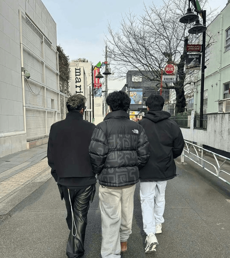 谢霆锋大儿子现身马场！18岁穿黑色西装身姿挺拔，笑起来还有酒窝