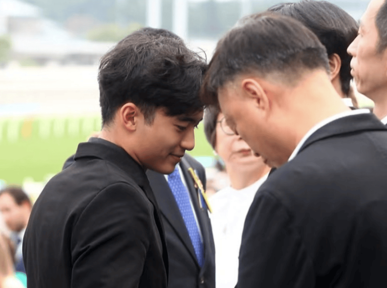 谢霆锋大儿子现身马场！18岁穿黑色西装身姿挺拔，笑起来还有酒窝