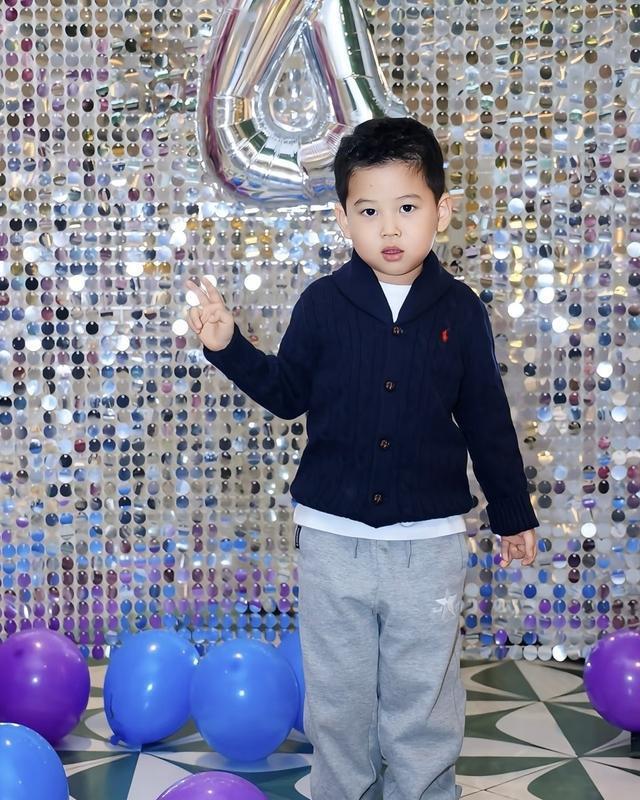 王雷小儿子4岁生日，李小萌露肩装女人味十足，弟弟比哥哥颜值高