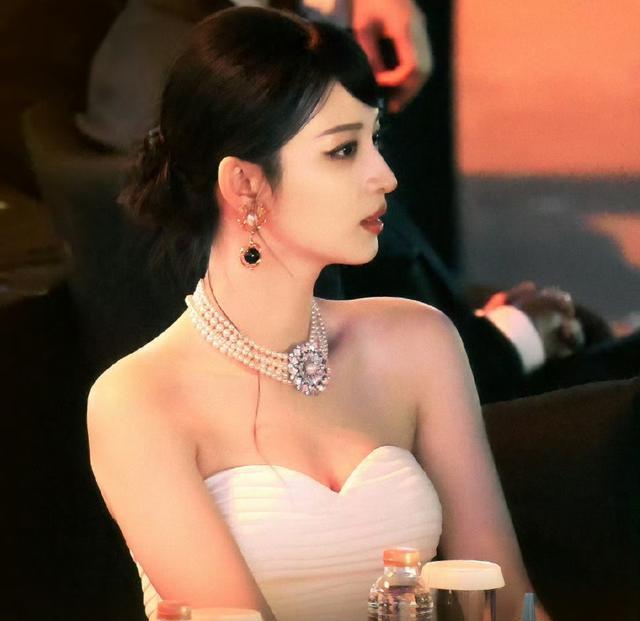 王楚然反差萌，成功让她在爱奇艺尖叫之夜圈粉了！