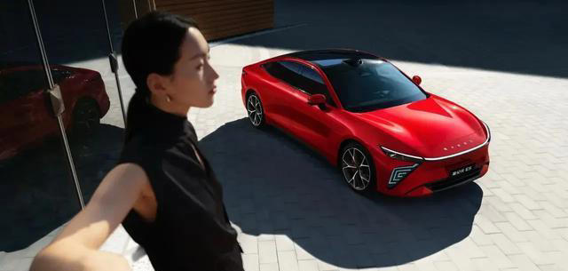 美学与智能的完美交融：星纪元ES引领未来轿跑新风尚