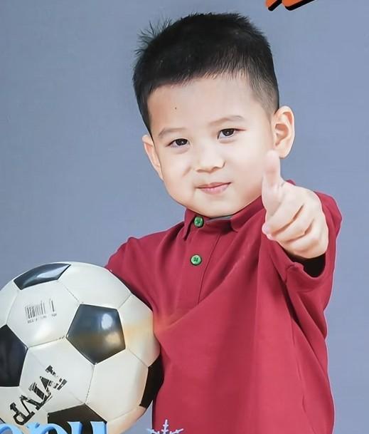 王雷小儿子4岁生日，李小萌露肩装女人味十足，弟弟比哥哥颜值高