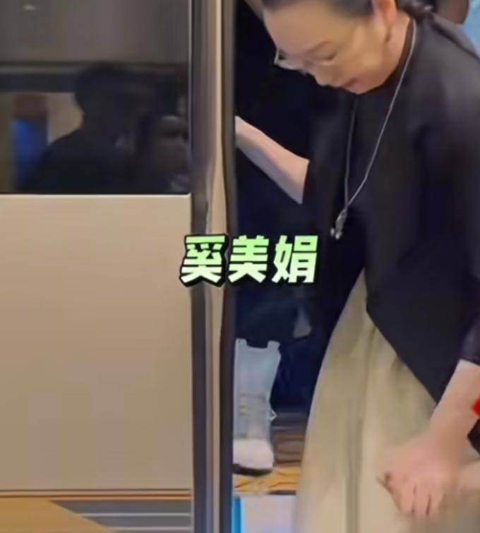 奚美娟黑料持续被扒，被母校捧得太高惹嘲讽，和前夫差距大！