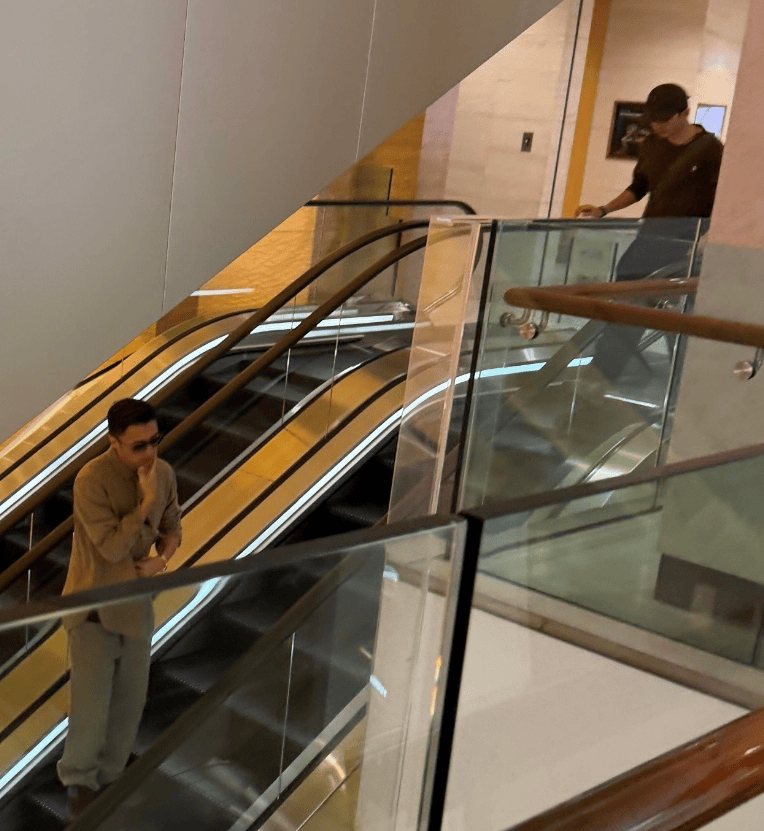 谢霆锋大儿子现身马场！18岁穿黑色西装身姿挺拔，笑起来还有酒窝