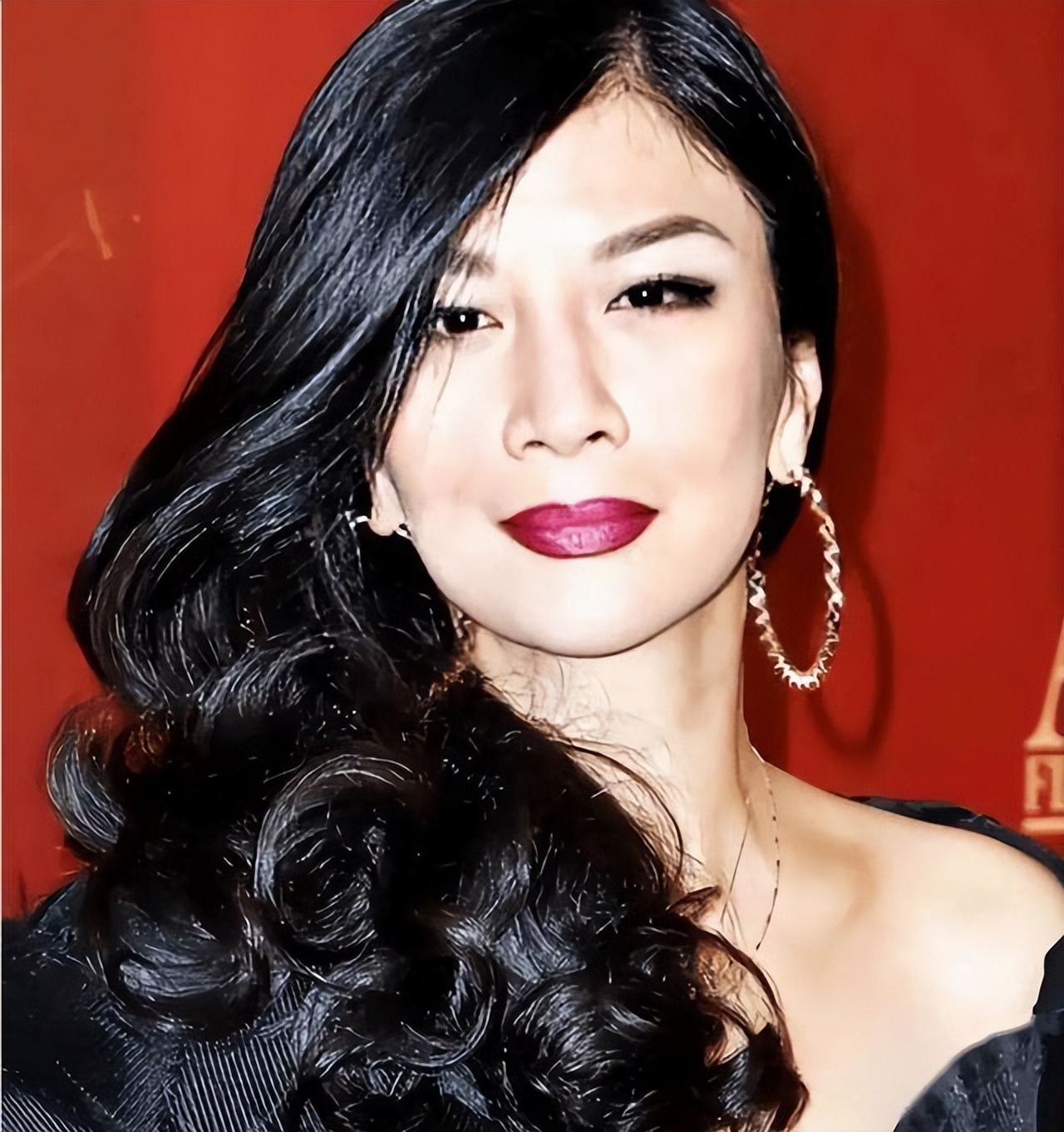 “三级艳后”曾拒绝成龙，如今61岁胖到220斤，仍美到勾人心魂！