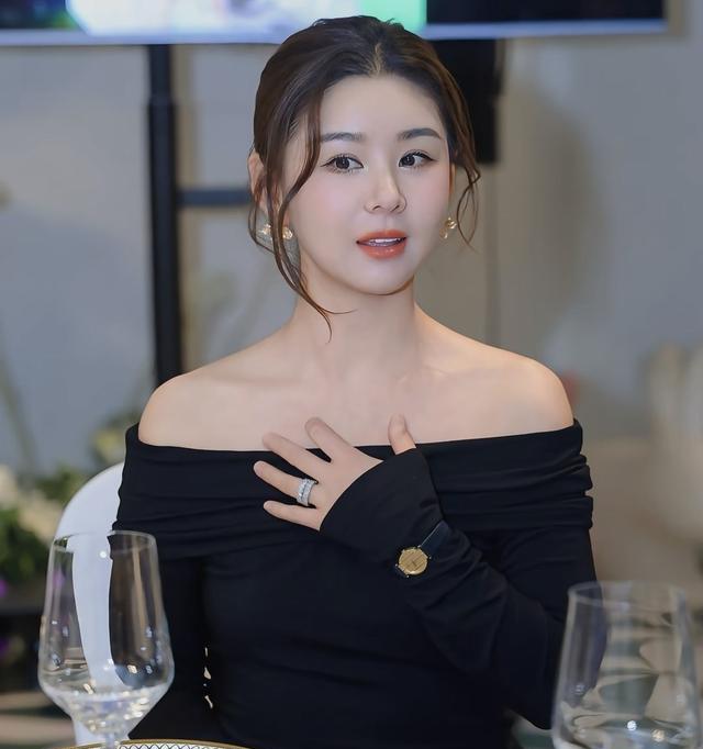 王雷小儿子4岁生日，李小萌露肩装女人味十足，弟弟比哥哥颜值高