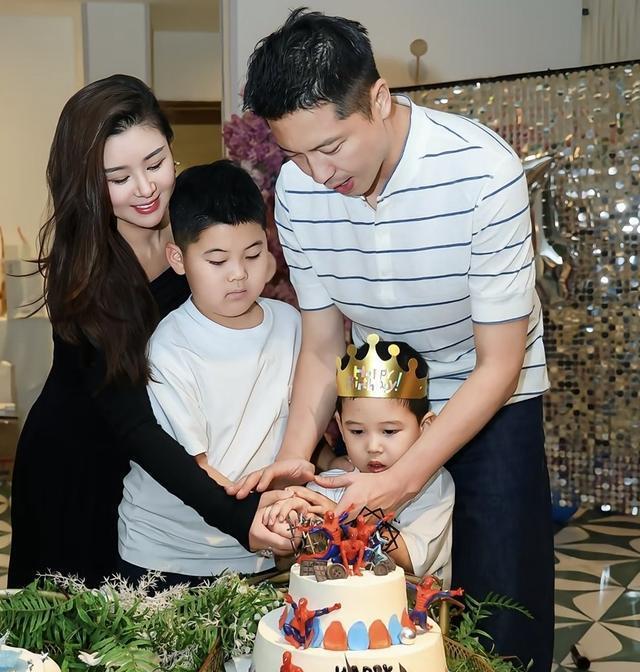 王雷小儿子4岁生日，李小萌露肩装女人味十足，弟弟比哥哥颜值高